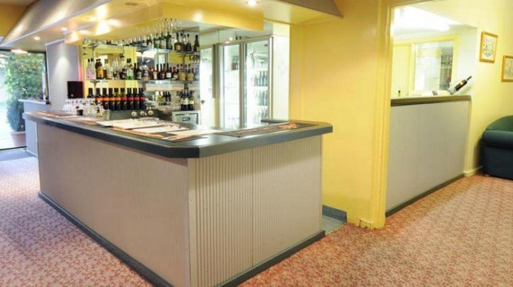 Abel Tasman Airport Motor Inn Лонсестон Экстерьер фото