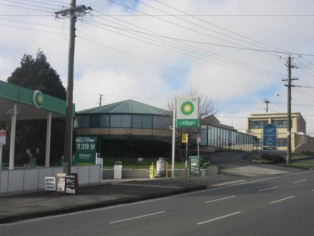 Abel Tasman Airport Motor Inn Лонсестон Экстерьер фото