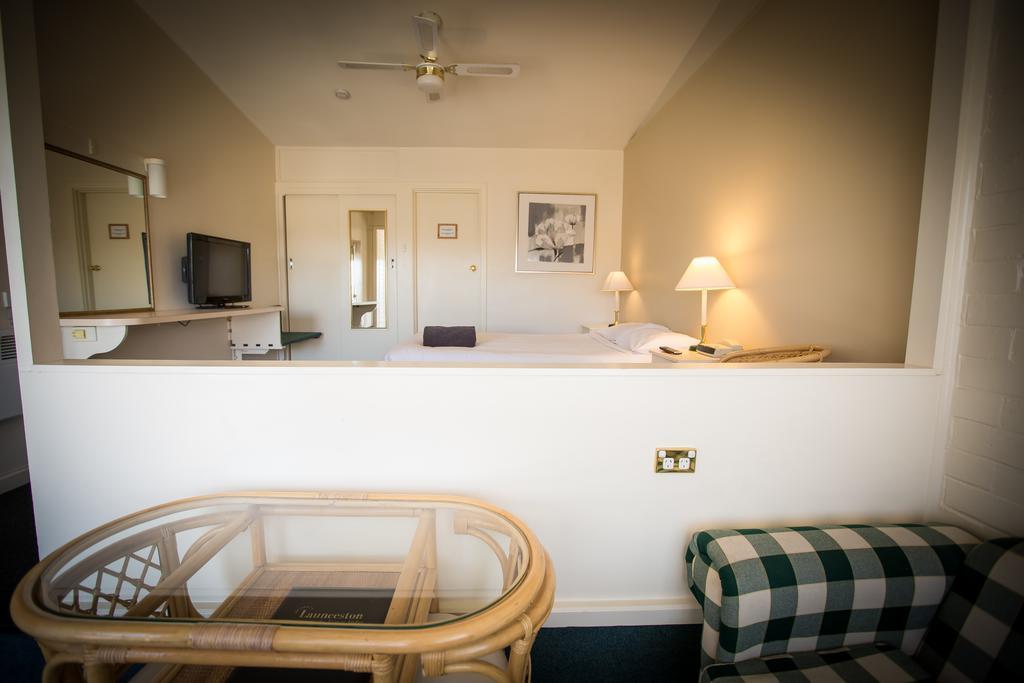 Abel Tasman Airport Motor Inn Лонсестон Экстерьер фото