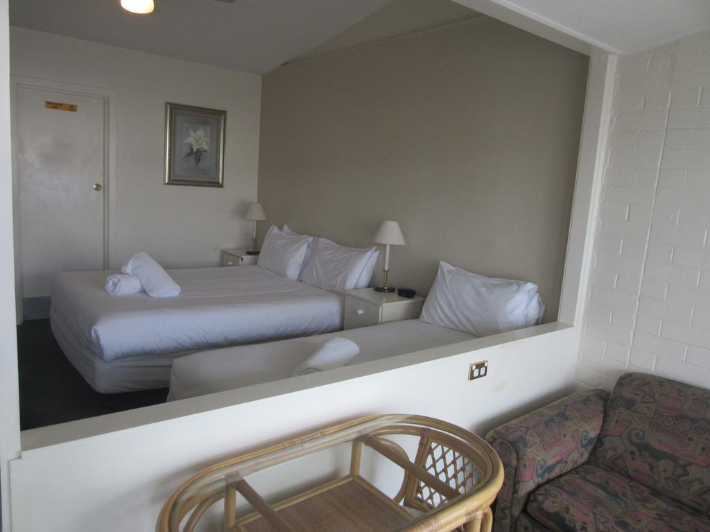 Abel Tasman Airport Motor Inn Лонсестон Экстерьер фото