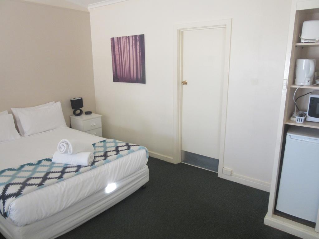 Abel Tasman Airport Motor Inn Лонсестон Экстерьер фото