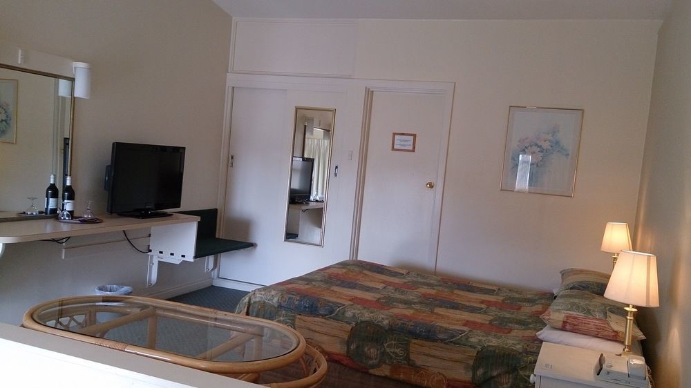 Abel Tasman Airport Motor Inn Лонсестон Экстерьер фото