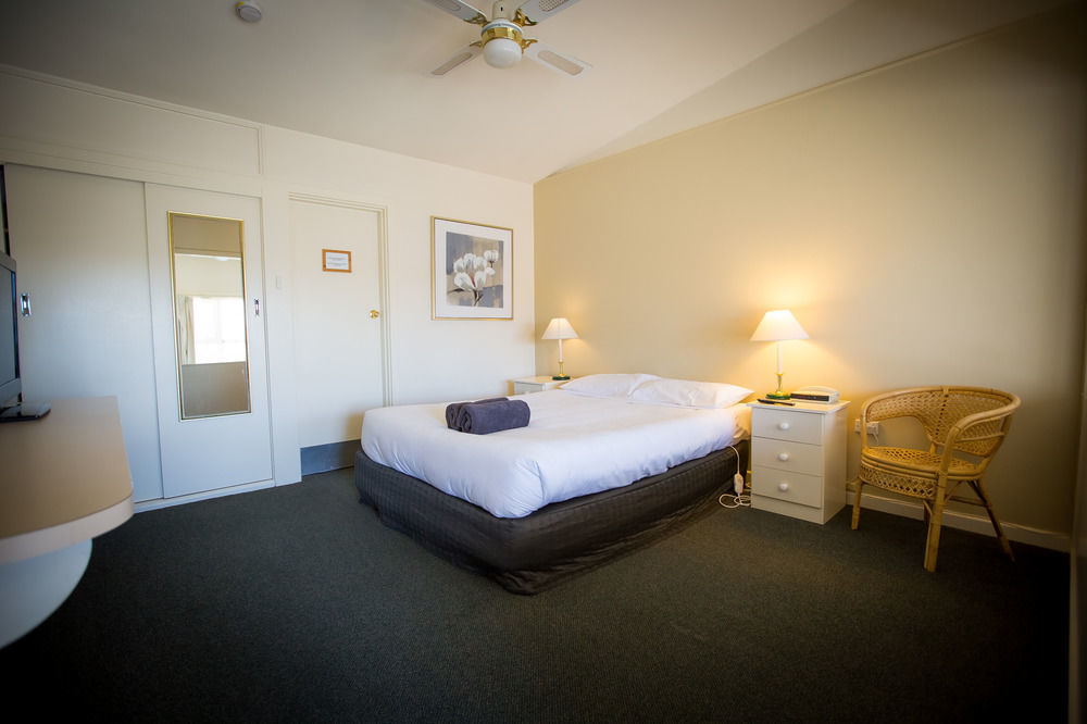 Abel Tasman Airport Motor Inn Лонсестон Экстерьер фото