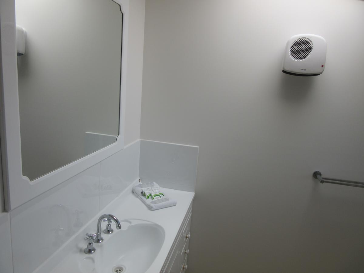 Abel Tasman Airport Motor Inn Лонсестон Экстерьер фото