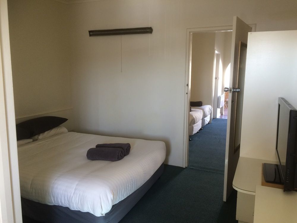 Abel Tasman Airport Motor Inn Лонсестон Экстерьер фото