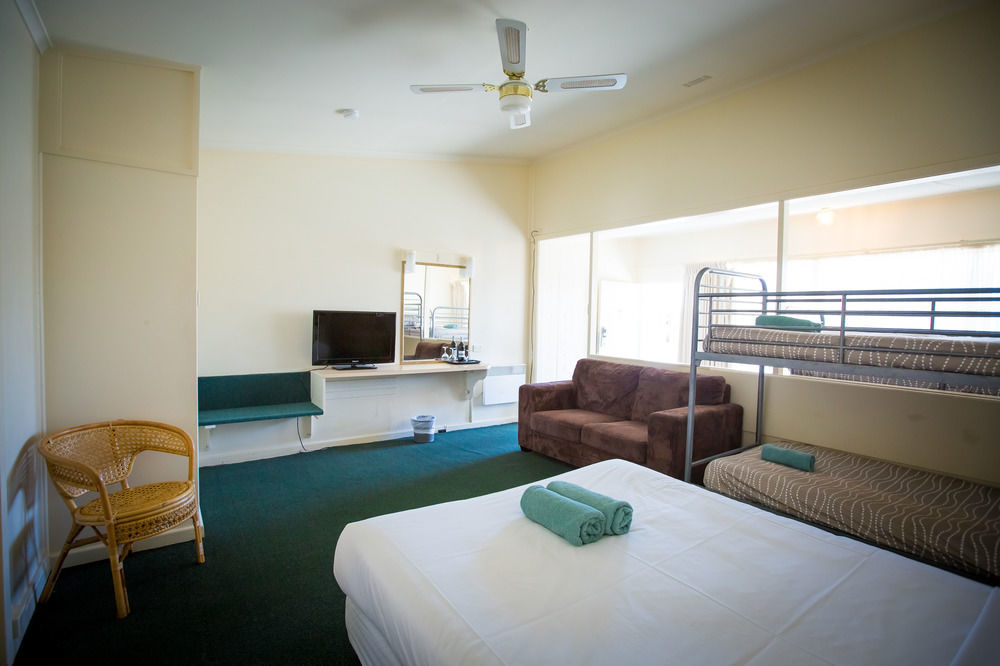 Abel Tasman Airport Motor Inn Лонсестон Экстерьер фото