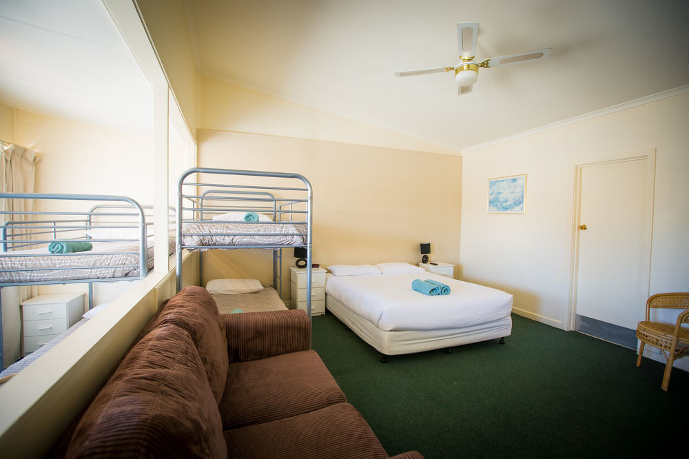 Abel Tasman Airport Motor Inn Лонсестон Экстерьер фото