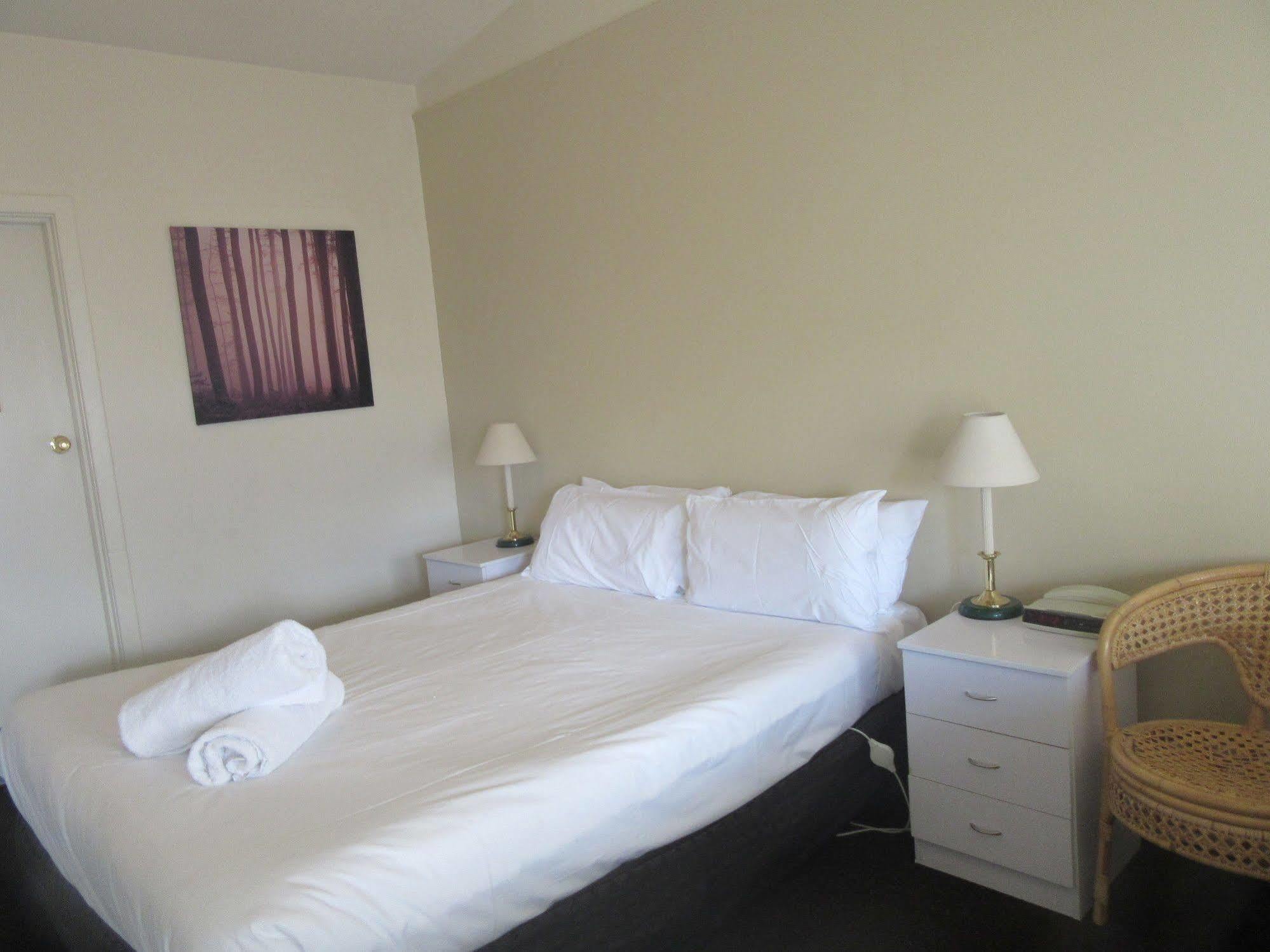 Abel Tasman Airport Motor Inn Лонсестон Экстерьер фото