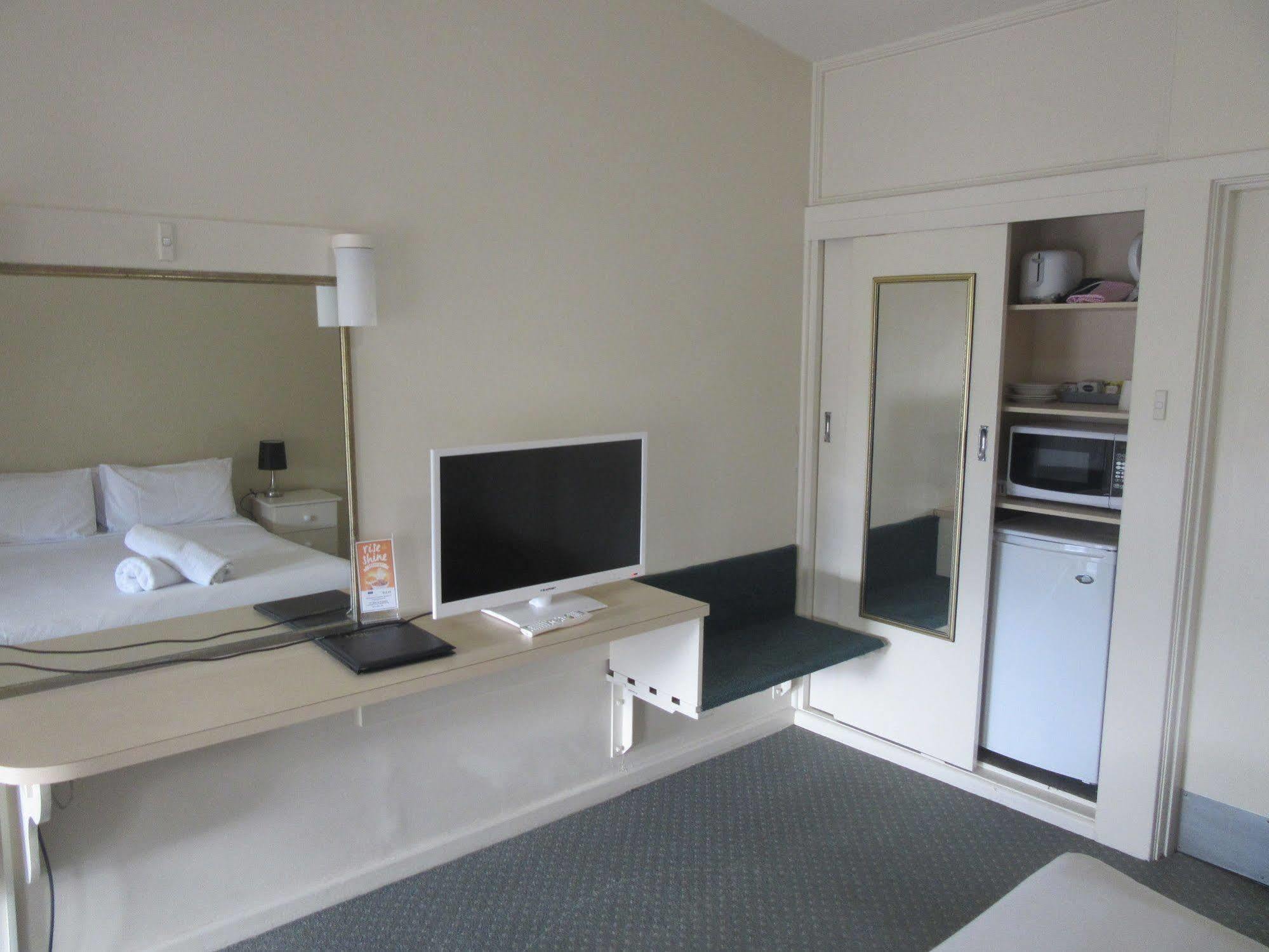 Abel Tasman Airport Motor Inn Лонсестон Экстерьер фото
