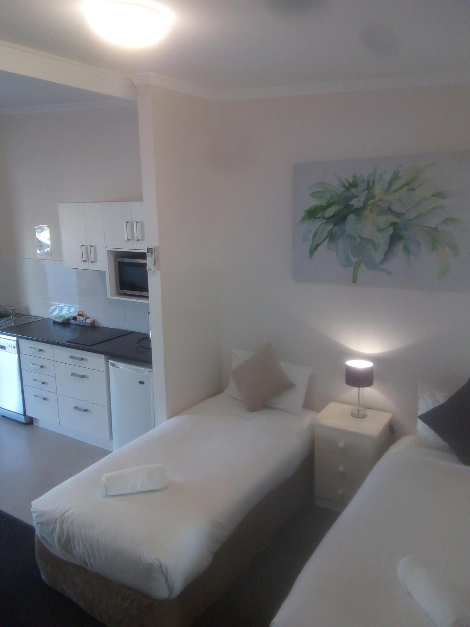 Abel Tasman Airport Motor Inn Лонсестон Экстерьер фото