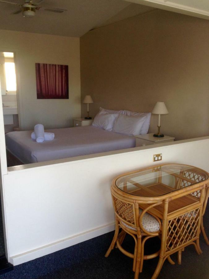 Abel Tasman Airport Motor Inn Лонсестон Экстерьер фото